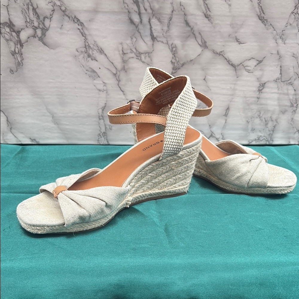 Lucky Brand Cream and Tan Sandals with Minimalist Design - Picture 3 of 7